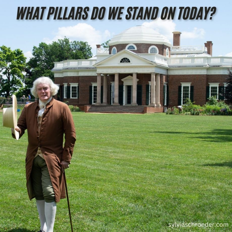 An actor dressed as Thomas Jefferson standing in front of Monticello.