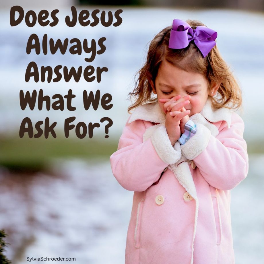 little girl praying